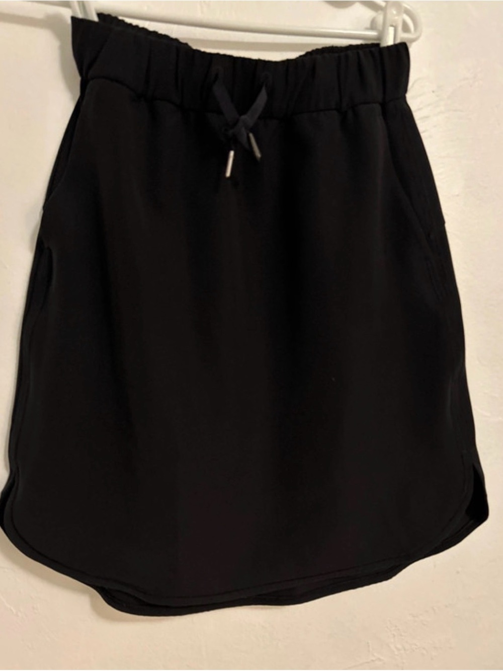 Lululemon On The Fly Pull On Skirt Size 6 Pockets Black Woven Elastic Waist